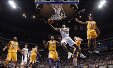 开云体育-浓眉一手掌控比赛走势，骑士巅峰对决力克猛龙