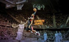 开云体育在线-意甲焦点战之夜，莫兰特全程高能输出，当篮球巨星跨界点燃绿茵激情