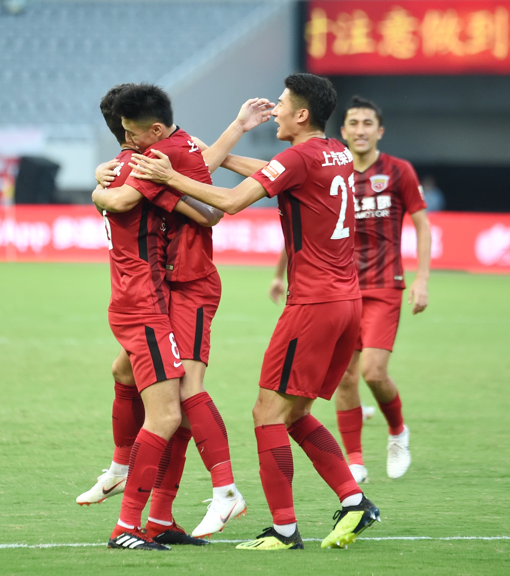 上海上港在场上表现强势,取得胜利的简单介绍 上海上港在场上表现强势,取得胜利的简单介绍