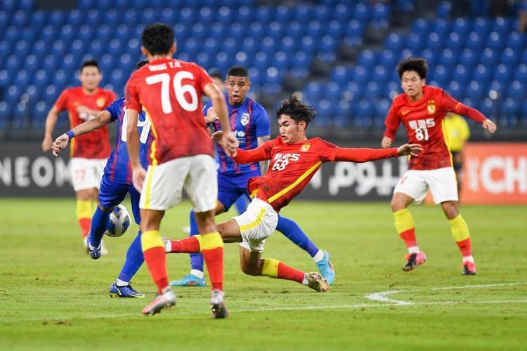 亚冠比赛实力对拼成焦点,球队竞争胜负难分 亚冠比赛实力对拼成焦点,球队竞争胜负难分