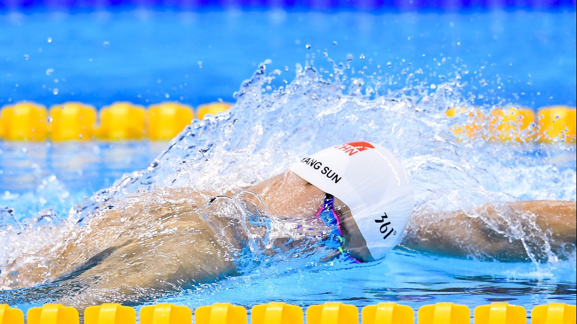 绿茵场上的险胜与乒乓台前的制胜，体育竞技中的关键时刻